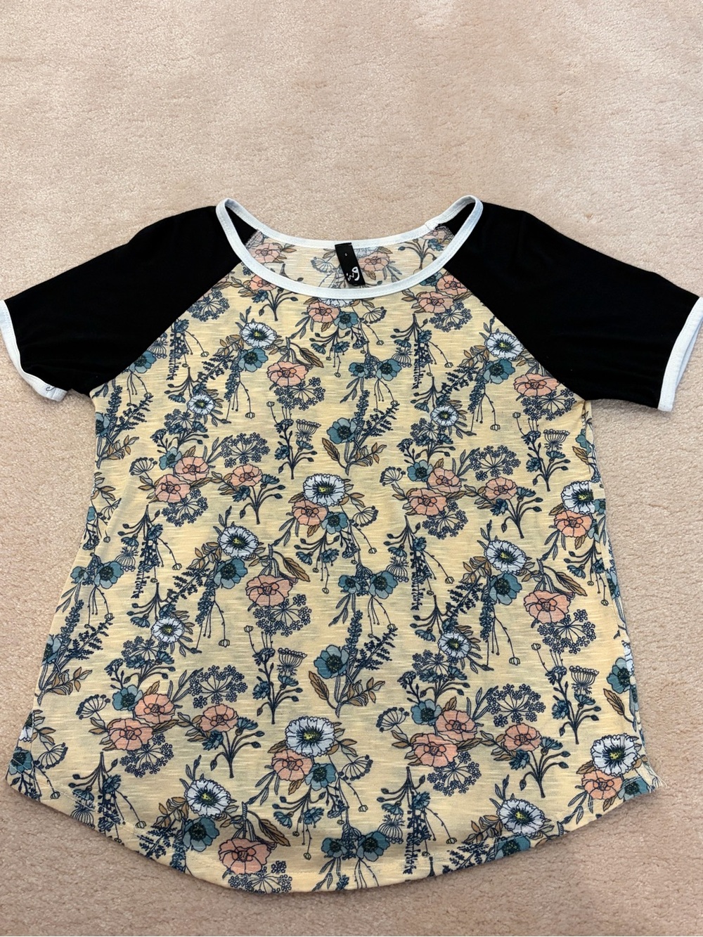 Dillard’s Floral Raglan Scoop Neck Tee - Tan/Black